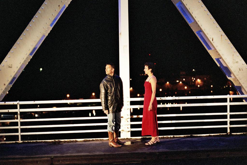 Au fond, sur le parapet des ponts