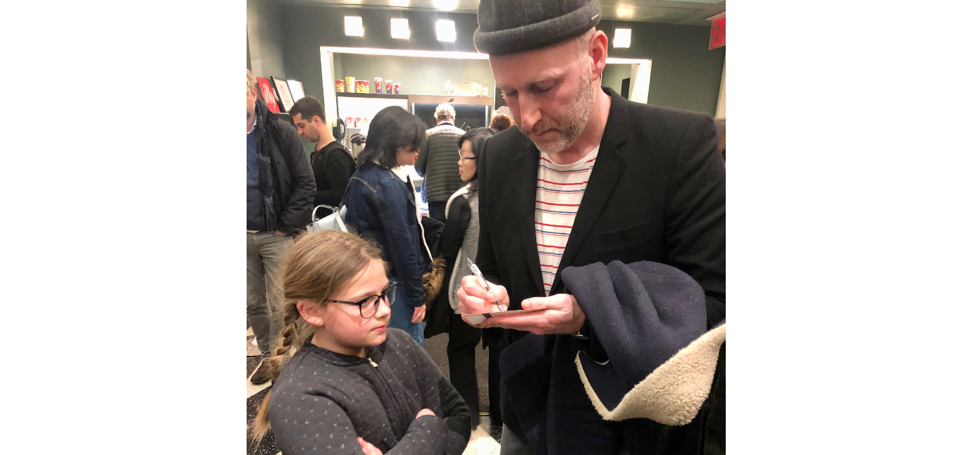 El cineasta Mikhaël Hers firmando autógrafos El cineasta Mikhaël Hers firmando autógrafos