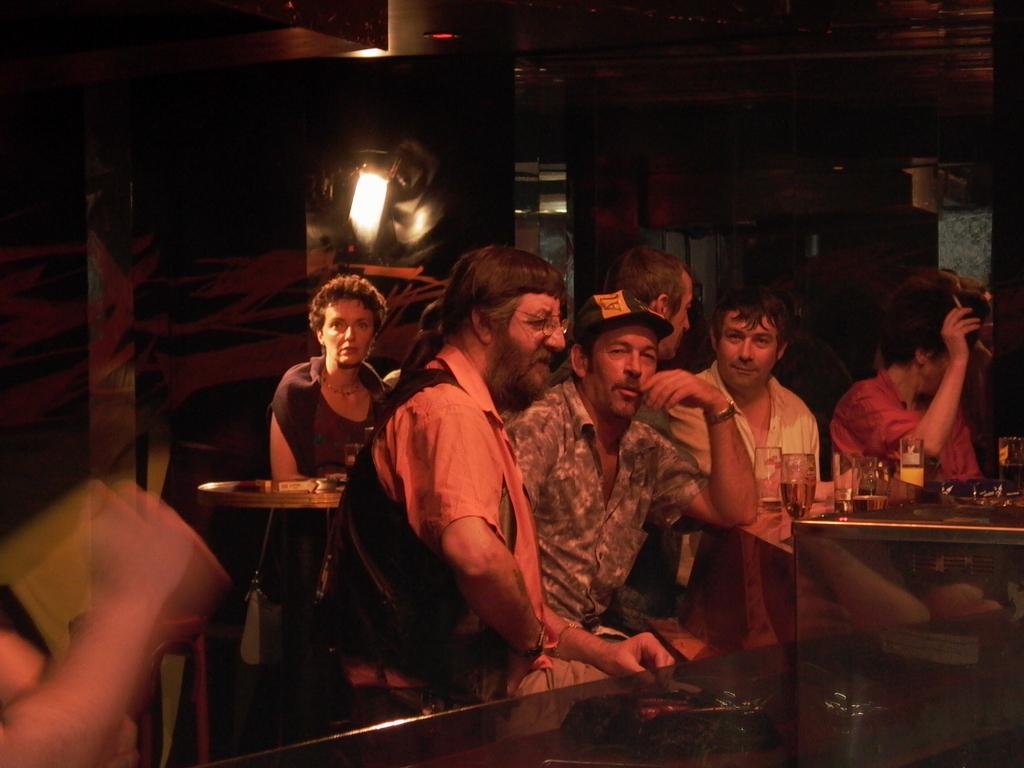 Au fond, sur le parapet des ponts