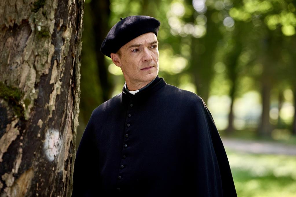 R. Jonathan Lambert - © Marie-Camille Orlando - 2025 FIRSTEP - RADAR FILMS Une Société Mediawan - APOLLO FILMS - M6 FILMS R. Jonathan Lambert - © Marie-Camille Orlando - 2025 FIRSTEP - RADAR FILMS Une Société Mediawan - APOLLO FILMS - M6 FILMS