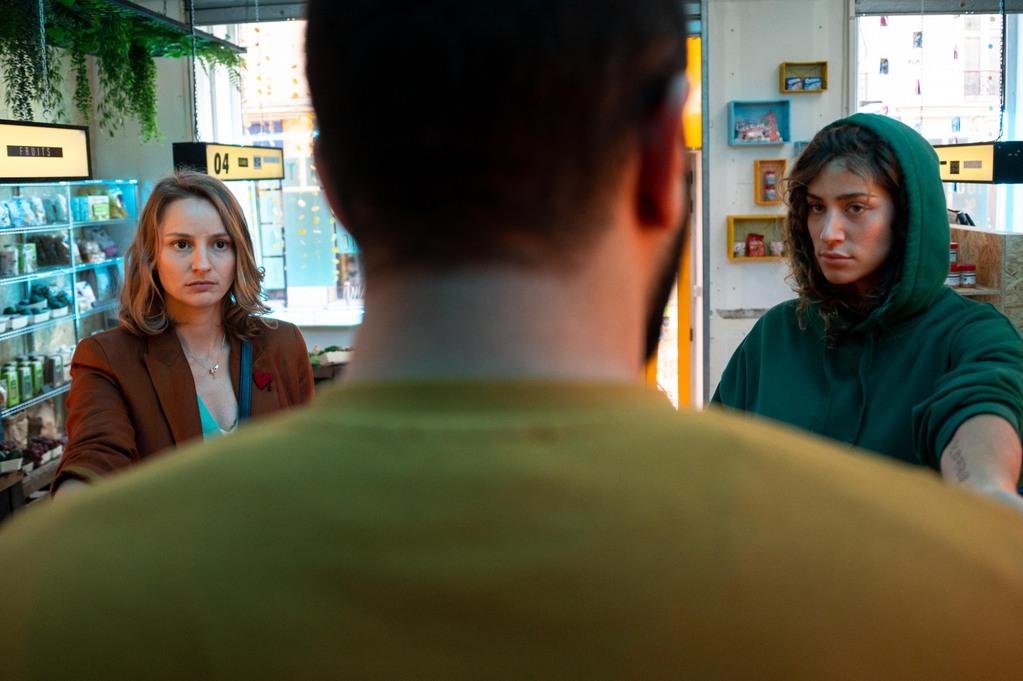 Off the hook - © MARIE GENIN - NETFLIX 2022 Off the hook - © MARIE GENIN - NETFLIX 2022